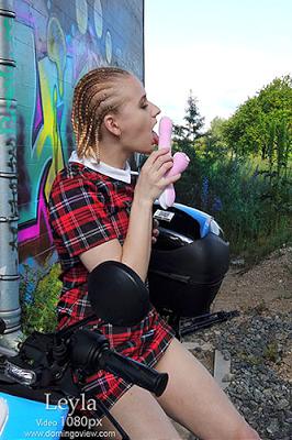 [DomingoView×Leyla] 2021-04-18 Uses A Pink Vibrator At Graffiti Wall On The Electro Scooter